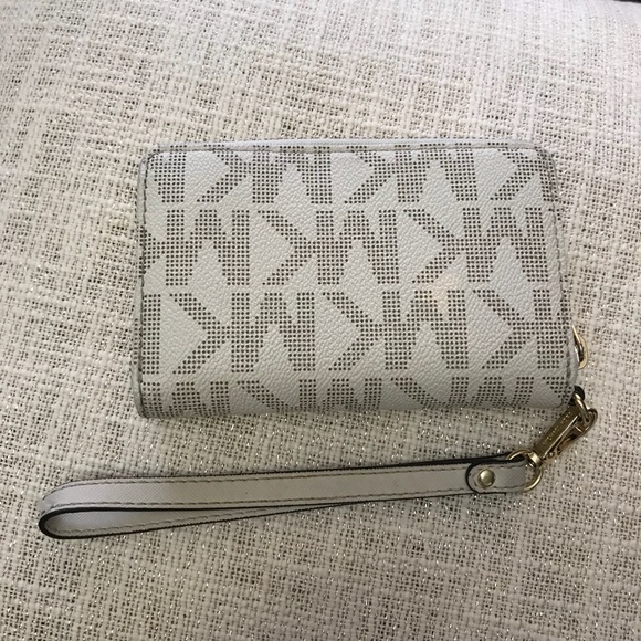 Michael Kors Smartphone Wristlet - Picture 2 of 8